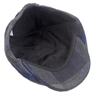 Détail intérieur de la casquette gavroche à carreaux montrant la doublure et l'étiquette