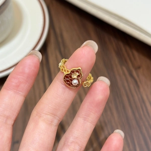 Detailansicht Goldring in Kalebassenform mit rotem Emaille und Perlenbesatz