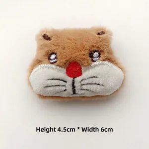 Dettaglio della spilla in peluche a forma di criceto con dimensioni 4,5cm x 6cm
