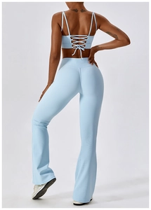 Vue arrière de l'ensemble de yoga bleu ciel côtelé avec soutien-gorge croisé et pantalon