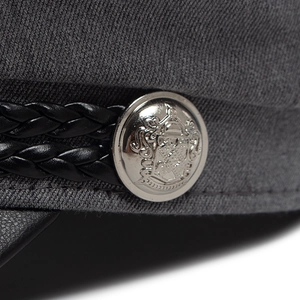 Berretto grigio in stile marinaio con corda intrecciata e bottone in argento