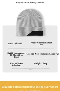 Détail du bonnet en tricot gris en mélange de fourrure de lapin douce et specs