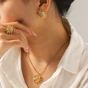 Set di gioielli girasole dorati con cristalli inclusi orecchini, anello e collana