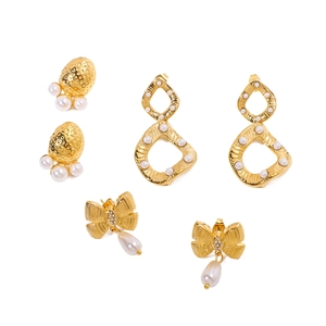Three-piece gold plated bow and geometric pearl earring set with textured strawberry studs
