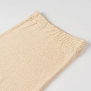 Dettaglio della trama a costine beige e dei polsini in cotone per un abito bohémien