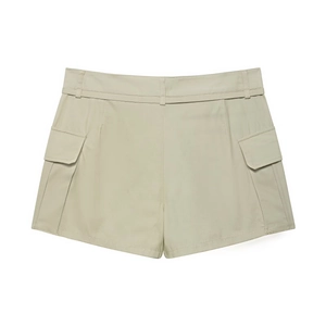 Short cargo kaki pour femme avec grandes poches latérales et design utilitaire décontracté