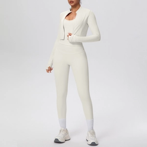 Dettaglio del set yoga da donna con fori per il pollice e pantaloni a compressione a vita alta