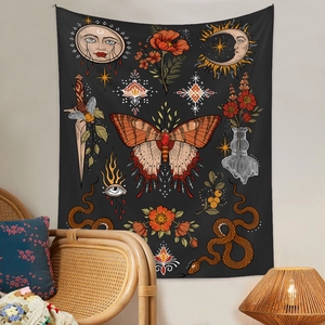 Böhmischer Wandteppich mit Sonne und Schmetterling in einem gemütlich dekorierten Zimmer