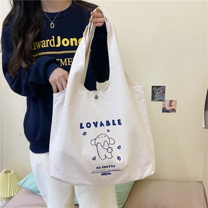 Détail du sac cabas en toile avec motif chiot bleu et large bandoulière confortable