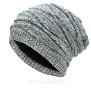 Bonnet d'hiver en tricot gris avec doublure polaire épaisse et texture rayée nervurée