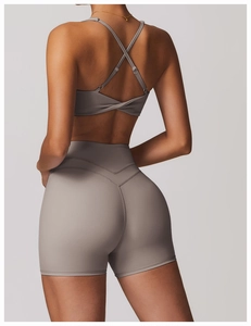 Détail du soutien-gorge de sport dos croisé et short de yoga taille haute en gris-violet