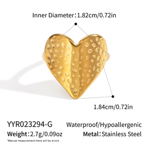 Vue détaillée d'une bague cœur dorée avec texture martelée et mesures de taille