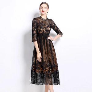 Robe midi élégante en dentelle noire avec broderie florale et manches mi-longues chic