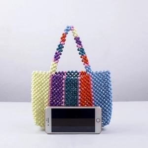 Sac à main fait main en perles colorées avec rayures arc-en-ciel et poignée supérieure chic