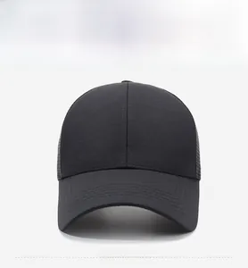 Détail de la casquette trucker noire respirante avec logo ND métallique argenté mat