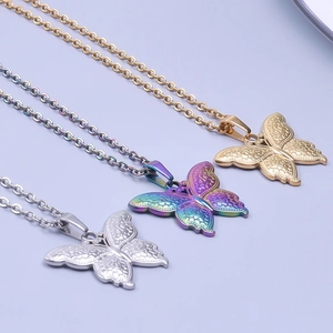 Colliers papillon minimalistes en or, argent et acier inoxydable arc-en-ciel