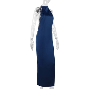 Détails du tissu en satin bleu foncé brillant et de la coupe ajustée de la robe dos nu