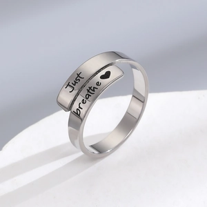 Anello aperto minimalista in acciaio inossidabile con incisione 'Just breathe' e cuore