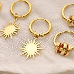 Orecchini a cerchio con ciondolo a sole in acciaio inossidabile placcato oro 18K