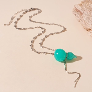 Collier chinois en résine avec gourde, chaîne en forme de cœur et élégant pendentif à gland