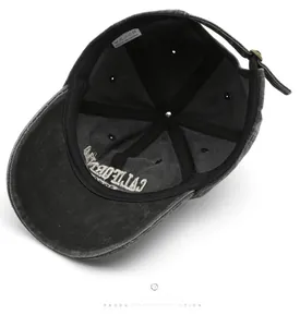 Detail der inneren Baumwollnähte und verstellbaren Metallschnalle an einer Baseballkappe