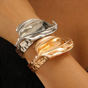Unregelmäßige Manschettenarmbänder mit Faltenblumen in poliertem Gold und Silber