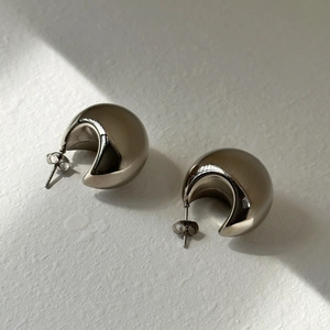 Orecchini a cerchio moderni a forma di C in argento lucido per uno stile minimalista