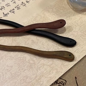 Lot de 3 épingles à cheveux en bois de santal ondulées de couleurs noire, rouge et verte