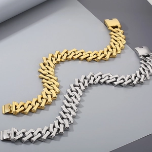 Détail de gourmettes 32mm en acier poli, finitions or et argent, style hip hop massif