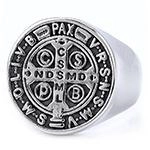 Detail des silbernen St. Benedikt Rings mit religiöser Reliefgravur im Vintage-Stil
