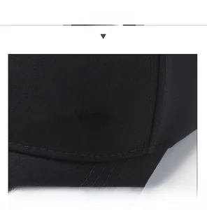 Détail du sergé de coton haute densité et du badge métallique fashion sur la casquette