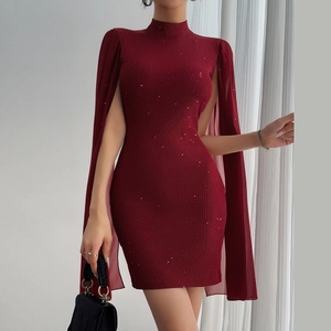 Details des weinroten Rippstrickkleids mit Cape-Ärmeln und schimmerndem Finish