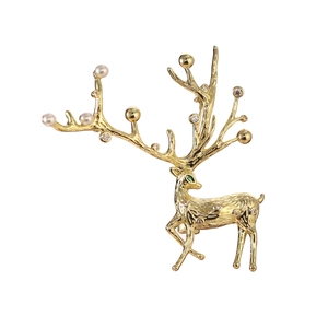 Broche renne dorée ornée de perles blanches et strass pour manteaux d'hiver élégants