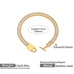 Dettaglio macro del bracciale in acciaio inossidabile dorato con zirconi e chiusura a lucchetto