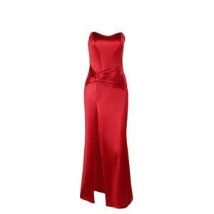 Abito lungo in raso rosso senza spalline con nodo in vita e spacco alto elegante