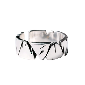 Anillo ajustable de plata S925 con textura de piedra irregular y relieve geométrico