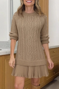 Détail de robe en maille torsadée marron café avec ourlet plissé pour l'automne