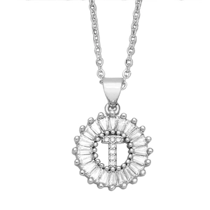 Vue détaillée du collier pendentif lettre T en argent serti de zircons étincelants