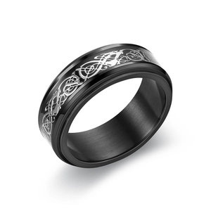 Detalle del anillo de acero inoxidable negro con grabados de dragón celta plateados
