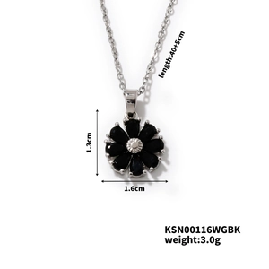 Vue macro d'un collier pendentif fleur avec zircon noir et détails en métal argenté
