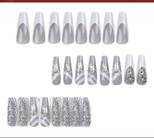 Détail de faux ongles ballerine avec motifs de flocons de neige et strass en cristal