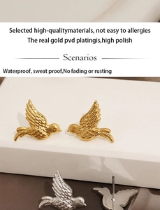 Detailansicht der Vogel-Ohrstecker mit Gold-PVD-Beschichtung und wasserfestem Finish