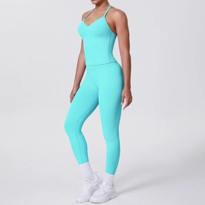 Seitenansicht des hellblauen Yoga-Sets mit Camisole-Top und High-Waist-Sportleggings