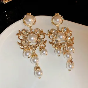 Boucles d'oreilles vintage fleurs et perles à pompons avec strass dorés élégants