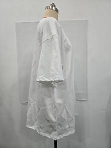 Vue latérale du t-shirt blanc oversize en coton avec épaules tombantes sur mannequin