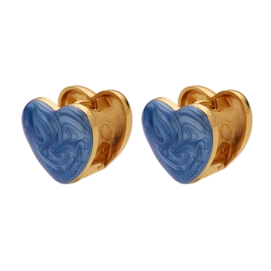 Boucles d'oreilles cœur en acier doré avec émail bleu marbré sur fond blanc