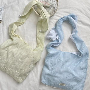 Détails de sacs à bandoulière brodés en mousseline avec finitions élégantes en perles