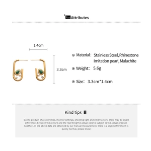 Detailed size and material guide for gold U-shaped earrings with malachite and pearls