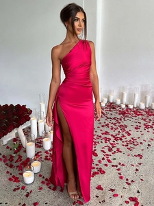 Robe de soirée élégante en satin rose rouge à une épaule avec fente haute et longue