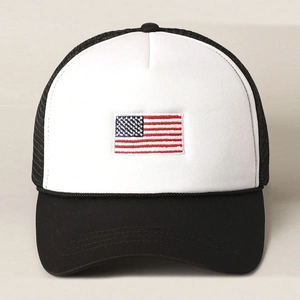 Cappellino trucker classico bianco e nero con bandiera americana ricamata sul davanti